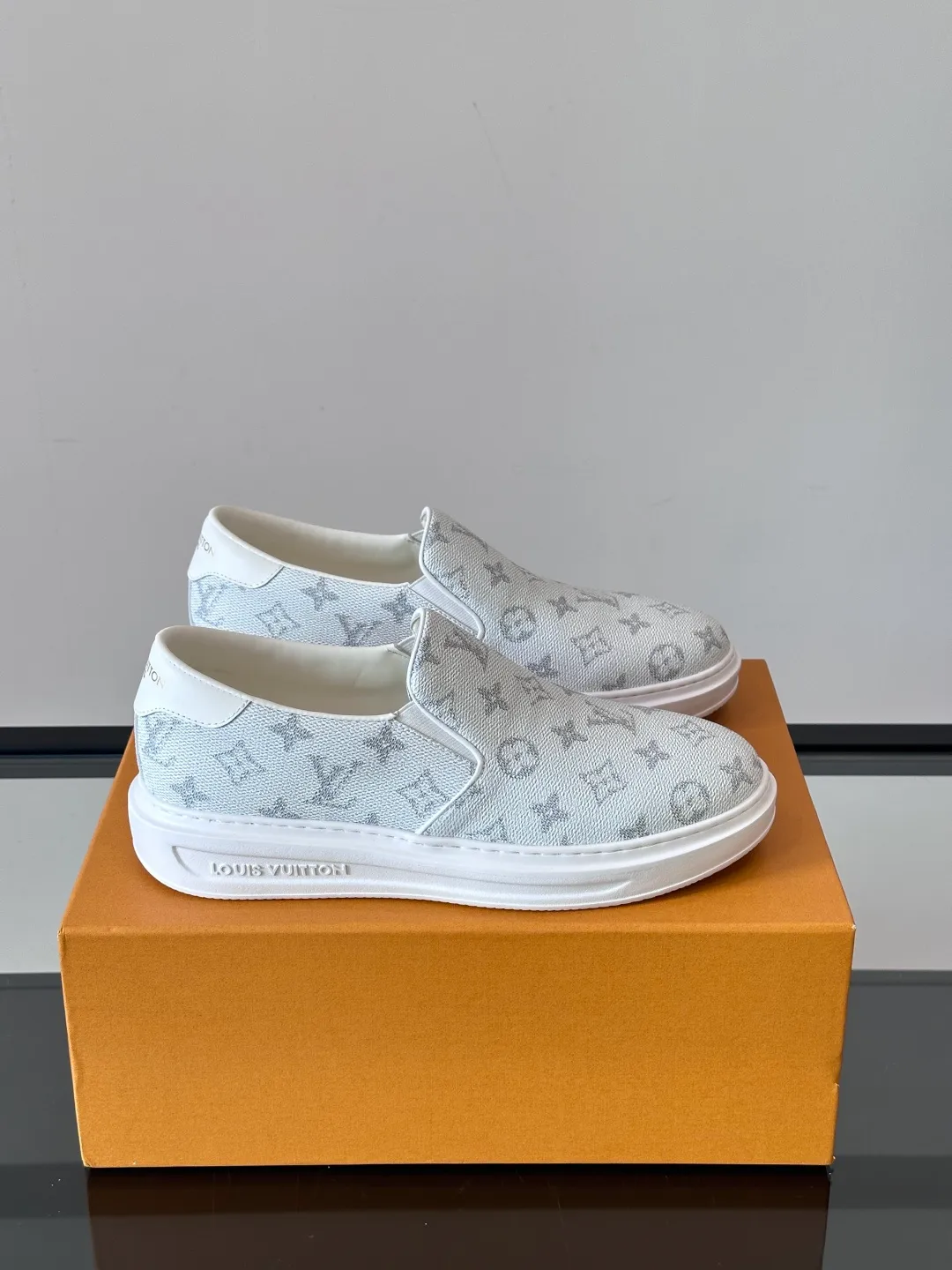 Men's shoes 💰p360 "LOUIS VUITTO＊" Classic presbyopic slip-on loafers are made of classic Damier Gra men's shoes 💰phite canvas, with LV logo embellishment on the shoe body, leather straps decorated with LV metal logo buckles, smooth calf leather trim, and Monogram flower rubber outsole, full of youthful vitality and elegance. Blake craftsmanship and hand-stitched uppers cleverly establish recognition, and the standard sheepskin lining provides a comfortable and soft foot feel! Size: 38-44